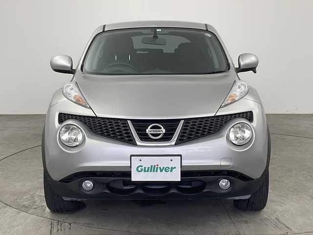 日産 ジューク 15RX 兵庫県 2010(平22)年 9.4万km ダイヤモンドシルバー ・純正SDナビ/・Bluetoothオーディオ/・CD/DVD再生/・SDミュージックサーバー/・ipod/AUX接続/・ワンセグテレビ/・バックカメラ/・ETC/・エンジンスタートボタン/・スペアキー/・スマートキー/・純正フロアマット/・純正アルミホイール/・ABS/・オートライト/・フォグランプ/・フロントコンビネーションランプ（シグネチャーLEDポジションランプ付）/・サイドターンランプ付電動格納式リモコンカラードドアミラー/・スーパーUVカットグリーンガラス〈フロント〉/・UVカット断熱グリーンガラス〈フロントドア〉/・プライバシーガラス（UVカット断熱機能付）〈リヤドア、バックドア〉/・パワーウインドウ/・車速感応式電動パワーステアリング/・リモートコントロールエントリーシステム（バックドア連動、作動確認機能付）/・リヤ6：4分割シート（シングルフォールディング）