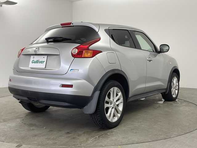 日産 ジューク 15RX 兵庫県 2010(平22)年 9.4万km ダイヤモンドシルバー ・純正SDナビ/・Bluetoothオーディオ/・CD/DVD再生/・SDミュージックサーバー/・ipod/AUX接続/・ワンセグテレビ/・バックカメラ/・ETC/・エンジンスタートボタン/・スペアキー/・スマートキー/・純正フロアマット/・純正アルミホイール/・ABS/・オートライト/・フォグランプ/・フロントコンビネーションランプ（シグネチャーLEDポジションランプ付）/・サイドターンランプ付電動格納式リモコンカラードドアミラー/・スーパーUVカットグリーンガラス〈フロント〉/・UVカット断熱グリーンガラス〈フロントドア〉/・プライバシーガラス（UVカット断熱機能付）〈リヤドア、バックドア〉/・パワーウインドウ/・車速感応式電動パワーステアリング/・リモートコントロールエントリーシステム（バックドア連動、作動確認機能付）/・リヤ6：4分割シート（シングルフォールディング）