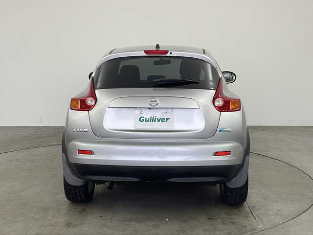 日産 ジューク 15RX 兵庫県 2010(平22)年 9.4万km ダイヤモンドシルバー ・純正SDナビ/・Bluetoothオーディオ/・CD/DVD再生/・SDミュージックサーバー/・ipod/AUX接続/・ワンセグテレビ/・バックカメラ/・ETC/・エンジンスタートボタン/・スペアキー/・スマートキー/・純正フロアマット/・純正アルミホイール/・ABS/・オートライト/・フォグランプ/・フロントコンビネーションランプ（シグネチャーLEDポジションランプ付）/・サイドターンランプ付電動格納式リモコンカラードドアミラー/・スーパーUVカットグリーンガラス〈フロント〉/・UVカット断熱グリーンガラス〈フロントドア〉/・プライバシーガラス（UVカット断熱機能付）〈リヤドア、バックドア〉/・パワーウインドウ/・車速感応式電動パワーステアリング/・リモートコントロールエントリーシステム（バックドア連動、作動確認機能付）/・リヤ6：4分割シート（シングルフォールディング）