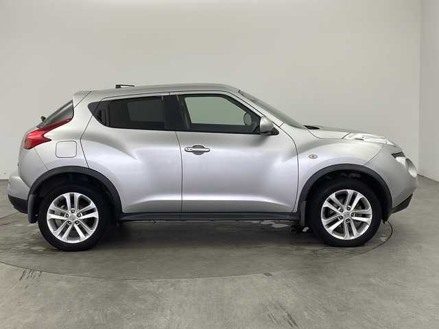日産 ジューク 15RX 兵庫県 2010(平22)年 9.4万km ダイヤモンドシルバー ・純正SDナビ/・Bluetoothオーディオ/・CD/DVD再生/・SDミュージックサーバー/・ipod/AUX接続/・ワンセグテレビ/・バックカメラ/・ETC/・エンジンスタートボタン/・スペアキー/・スマートキー/・純正フロアマット/・純正アルミホイール/・ABS/・オートライト/・フォグランプ/・フロントコンビネーションランプ（シグネチャーLEDポジションランプ付）/・サイドターンランプ付電動格納式リモコンカラードドアミラー/・スーパーUVカットグリーンガラス〈フロント〉/・UVカット断熱グリーンガラス〈フロントドア〉/・プライバシーガラス（UVカット断熱機能付）〈リヤドア、バックドア〉/・パワーウインドウ/・車速感応式電動パワーステアリング/・リモートコントロールエントリーシステム（バックドア連動、作動確認機能付）/・リヤ6：4分割シート（シングルフォールディング）