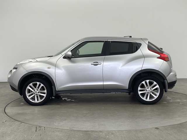 日産 ジューク 15RX 兵庫県 2010(平22)年 9.4万km ダイヤモンドシルバー ・純正SDナビ/・Bluetoothオーディオ/・CD/DVD再生/・SDミュージックサーバー/・ipod/AUX接続/・ワンセグテレビ/・バックカメラ/・ETC/・エンジンスタートボタン/・スペアキー/・スマートキー/・純正フロアマット/・純正アルミホイール/・ABS/・オートライト/・フォグランプ/・フロントコンビネーションランプ（シグネチャーLEDポジションランプ付）/・サイドターンランプ付電動格納式リモコンカラードドアミラー/・スーパーUVカットグリーンガラス〈フロント〉/・UVカット断熱グリーンガラス〈フロントドア〉/・プライバシーガラス（UVカット断熱機能付）〈リヤドア、バックドア〉/・パワーウインドウ/・車速感応式電動パワーステアリング/・リモートコントロールエントリーシステム（バックドア連動、作動確認機能付）/・リヤ6：4分割シート（シングルフォールディング）