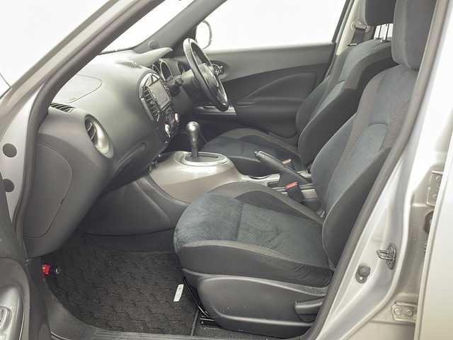 日産 ジューク 15RX 兵庫県 2010(平22)年 9.4万km ダイヤモンドシルバー ・純正SDナビ/・Bluetoothオーディオ/・CD/DVD再生/・SDミュージックサーバー/・ipod/AUX接続/・ワンセグテレビ/・バックカメラ/・ETC/・エンジンスタートボタン/・スペアキー/・スマートキー/・純正フロアマット/・純正アルミホイール/・ABS/・オートライト/・フォグランプ/・フロントコンビネーションランプ（シグネチャーLEDポジションランプ付）/・サイドターンランプ付電動格納式リモコンカラードドアミラー/・スーパーUVカットグリーンガラス〈フロント〉/・UVカット断熱グリーンガラス〈フロントドア〉/・プライバシーガラス（UVカット断熱機能付）〈リヤドア、バックドア〉/・パワーウインドウ/・車速感応式電動パワーステアリング/・リモートコントロールエントリーシステム（バックドア連動、作動確認機能付）/・リヤ6：4分割シート（シングルフォールディング）