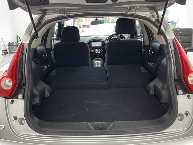 日産 ジューク 15RX 兵庫県 2010(平22)年 9.4万km ダイヤモンドシルバー ・純正SDナビ/・Bluetoothオーディオ/・CD/DVD再生/・SDミュージックサーバー/・ipod/AUX接続/・ワンセグテレビ/・バックカメラ/・ETC/・エンジンスタートボタン/・スペアキー/・スマートキー/・純正フロアマット/・純正アルミホイール/・ABS/・オートライト/・フォグランプ/・フロントコンビネーションランプ（シグネチャーLEDポジションランプ付）/・サイドターンランプ付電動格納式リモコンカラードドアミラー/・スーパーUVカットグリーンガラス〈フロント〉/・UVカット断熱グリーンガラス〈フロントドア〉/・プライバシーガラス（UVカット断熱機能付）〈リヤドア、バックドア〉/・パワーウインドウ/・車速感応式電動パワーステアリング/・リモートコントロールエントリーシステム（バックドア連動、作動確認機能付）/・リヤ6：4分割シート（シングルフォールディング）