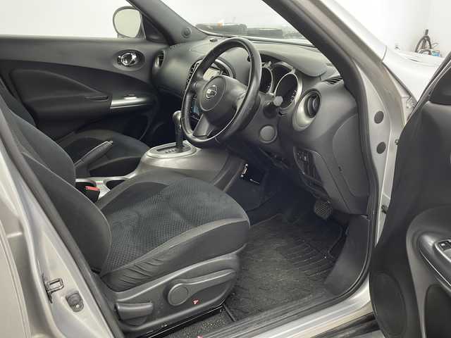 日産 ジューク 15RX 兵庫県 2010(平22)年 9.4万km ダイヤモンドシルバー ・純正SDナビ/・Bluetoothオーディオ/・CD/DVD再生/・SDミュージックサーバー/・ipod/AUX接続/・ワンセグテレビ/・バックカメラ/・ETC/・エンジンスタートボタン/・スペアキー/・スマートキー/・純正フロアマット/・純正アルミホイール/・ABS/・オートライト/・フォグランプ/・フロントコンビネーションランプ（シグネチャーLEDポジションランプ付）/・サイドターンランプ付電動格納式リモコンカラードドアミラー/・スーパーUVカットグリーンガラス〈フロント〉/・UVカット断熱グリーンガラス〈フロントドア〉/・プライバシーガラス（UVカット断熱機能付）〈リヤドア、バックドア〉/・パワーウインドウ/・車速感応式電動パワーステアリング/・リモートコントロールエントリーシステム（バックドア連動、作動確認機能付）/・リヤ6：4分割シート（シングルフォールディング）