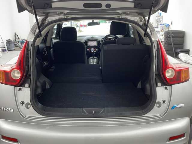 日産 ジューク 15RX 兵庫県 2010(平22)年 9.4万km ダイヤモンドシルバー ・純正SDナビ/・Bluetoothオーディオ/・CD/DVD再生/・SDミュージックサーバー/・ipod/AUX接続/・ワンセグテレビ/・バックカメラ/・ETC/・エンジンスタートボタン/・スペアキー/・スマートキー/・純正フロアマット/・純正アルミホイール/・ABS/・オートライト/・フォグランプ/・フロントコンビネーションランプ（シグネチャーLEDポジションランプ付）/・サイドターンランプ付電動格納式リモコンカラードドアミラー/・スーパーUVカットグリーンガラス〈フロント〉/・UVカット断熱グリーンガラス〈フロントドア〉/・プライバシーガラス（UVカット断熱機能付）〈リヤドア、バックドア〉/・パワーウインドウ/・車速感応式電動パワーステアリング/・リモートコントロールエントリーシステム（バックドア連動、作動確認機能付）/・リヤ6：4分割シート（シングルフォールディング）