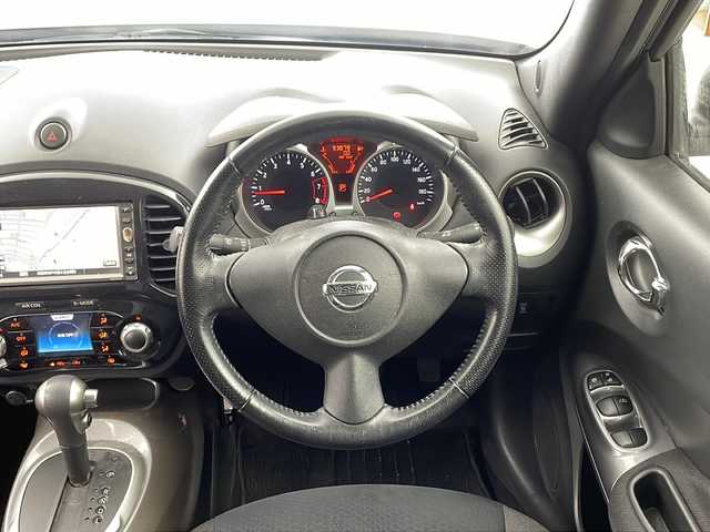 日産 ジューク 15RX 兵庫県 2010(平22)年 9.4万km ダイヤモンドシルバー ・純正SDナビ/・Bluetoothオーディオ/・CD/DVD再生/・SDミュージックサーバー/・ipod/AUX接続/・ワンセグテレビ/・バックカメラ/・ETC/・エンジンスタートボタン/・スペアキー/・スマートキー/・純正フロアマット/・純正アルミホイール/・ABS/・オートライト/・フォグランプ/・フロントコンビネーションランプ（シグネチャーLEDポジションランプ付）/・サイドターンランプ付電動格納式リモコンカラードドアミラー/・スーパーUVカットグリーンガラス〈フロント〉/・UVカット断熱グリーンガラス〈フロントドア〉/・プライバシーガラス（UVカット断熱機能付）〈リヤドア、バックドア〉/・パワーウインドウ/・車速感応式電動パワーステアリング/・リモートコントロールエントリーシステム（バックドア連動、作動確認機能付）/・リヤ6：4分割シート（シングルフォールディング）