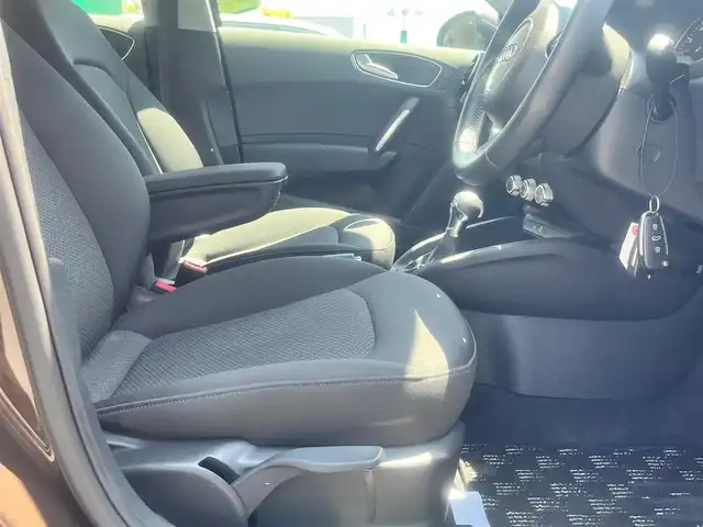アウディ Ａ１ スポーツバック 1．4TFSI 島根県 2014(平26)年 4.2万km 茶Ⅱ 純正ナビ　/社外フルセグチューナー　/Ｂｌｕｅｔｏｏｔｈ　/スマートキー　/プッシュスタート　/前後ドラレコ　/ＥＴＣ　/ＨＩＤヘッドライト　/オートライト　/純正フロアマット　/横滑り防止装置　/保証書　/取扱説明書