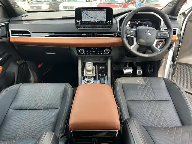 三菱 アウトランダー ＰＨＥＶ P 愛知県 2022(令4)年 2.7万km パールⅡ サンルーフ/スマートキー/プッシュスタート/純正12.3インチディスプレイ（スマホ連携ナビ）/フルセグTV/BT/appleCarPlay/BOSEサウンドシステム/全方位カメラ/2.0ETC/純正20インチAW/運転支援機能/・オートマチックハイビーム /・衝突被害軽減ブレーキシステム /・踏み間違い衝突防止アシスト/・車線逸脱防止支援機能/・車線逸脱警報システム /・ふらつき警報 /・前方衝突予測警報/・標識認識システム/・後側方衝突被害防止支援システム/・後退時車両検知警報システム/パーキングセンサー/ヒルスタートアシスト/レーダークルーズコントロール/ブラインドスポットモニター/ヘッドアップディスプレイ/ミラー型前後ドライブレコーダー/パワーバックドア/レザーシート/前席メモリー付きパワーシート/前席＋2列目シートヒーター /ハンドルヒーター /ステアリングスイッチ/パドルシフト/オートライト/LEDヘッドライト/置くだけ充電/リヤサンシェード/純正ドアバイザー/ラリアートガーニッシュ/ラリアートマッドフラップ/ラリアートフロアマット/取説、保証書