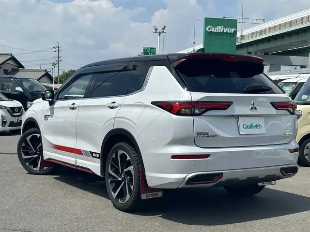 三菱 アウトランダー ＰＨＥＶ P 愛知県 2022(令4)年 2.7万km パールⅡ サンルーフ/スマートキー/プッシュスタート/純正12.3インチディスプレイ（スマホ連携ナビ）/フルセグTV/BT/appleCarPlay/BOSEサウンドシステム/全方位カメラ/2.0ETC/純正20インチAW/運転支援機能/・オートマチックハイビーム /・衝突被害軽減ブレーキシステム /・踏み間違い衝突防止アシスト/・車線逸脱防止支援機能/・車線逸脱警報システム /・ふらつき警報 /・前方衝突予測警報/・標識認識システム/・後側方衝突被害防止支援システム/・後退時車両検知警報システム/パーキングセンサー/ヒルスタートアシスト/レーダークルーズコントロール/ブラインドスポットモニター/ヘッドアップディスプレイ/ミラー型前後ドライブレコーダー/パワーバックドア/レザーシート/前席メモリー付きパワーシート/前席＋2列目シートヒーター /ハンドルヒーター /ステアリングスイッチ/パドルシフト/オートライト/LEDヘッドライト/置くだけ充電/リヤサンシェード/純正ドアバイザー/ラリアートガーニッシュ/ラリアートマッドフラップ/ラリアートフロアマット/取説、保証書