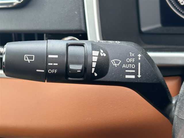 三菱 アウトランダー ＰＨＥＶ P 愛知県 2022(令4)年 2.7万km パールⅡ サンルーフ/スマートキー/プッシュスタート/純正12.3インチディスプレイ（スマホ連携ナビ）/フルセグTV/BT/appleCarPlay/BOSEサウンドシステム/全方位カメラ/2.0ETC/純正20インチAW/運転支援機能/・オートマチックハイビーム /・衝突被害軽減ブレーキシステム /・踏み間違い衝突防止アシスト/・車線逸脱防止支援機能/・車線逸脱警報システム /・ふらつき警報 /・前方衝突予測警報/・標識認識システム/・後側方衝突被害防止支援システム/・後退時車両検知警報システム/パーキングセンサー/ヒルスタートアシスト/レーダークルーズコントロール/ブラインドスポットモニター/ヘッドアップディスプレイ/ミラー型前後ドライブレコーダー/パワーバックドア/レザーシート/前席メモリー付きパワーシート/前席＋2列目シートヒーター /ハンドルヒーター /ステアリングスイッチ/パドルシフト/オートライト/LEDヘッドライト/置くだけ充電/リヤサンシェード/純正ドアバイザー/ラリアートガーニッシュ/ラリアートマッドフラップ/ラリアートフロアマット/取説、保証書
