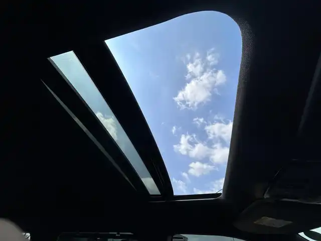 三菱 アウトランダー ＰＨＥＶ P 愛知県 2022(令4)年 2.7万km パールⅡ サンルーフ/スマートキー/プッシュスタート/純正12.3インチディスプレイ（スマホ連携ナビ）/フルセグTV/BT/appleCarPlay/BOSEサウンドシステム/全方位カメラ/2.0ETC/純正20インチAW/運転支援機能/・オートマチックハイビーム /・衝突被害軽減ブレーキシステム /・踏み間違い衝突防止アシスト/・車線逸脱防止支援機能/・車線逸脱警報システム /・ふらつき警報 /・前方衝突予測警報/・標識認識システム/・後側方衝突被害防止支援システム/・後退時車両検知警報システム/パーキングセンサー/ヒルスタートアシスト/レーダークルーズコントロール/ブラインドスポットモニター/ヘッドアップディスプレイ/ミラー型前後ドライブレコーダー/パワーバックドア/レザーシート/前席メモリー付きパワーシート/前席＋2列目シートヒーター /ハンドルヒーター /ステアリングスイッチ/パドルシフト/オートライト/LEDヘッドライト/置くだけ充電/リヤサンシェード/純正ドアバイザー/ラリアートガーニッシュ/ラリアートマッドフラップ/ラリアートフロアマット/取説、保証書