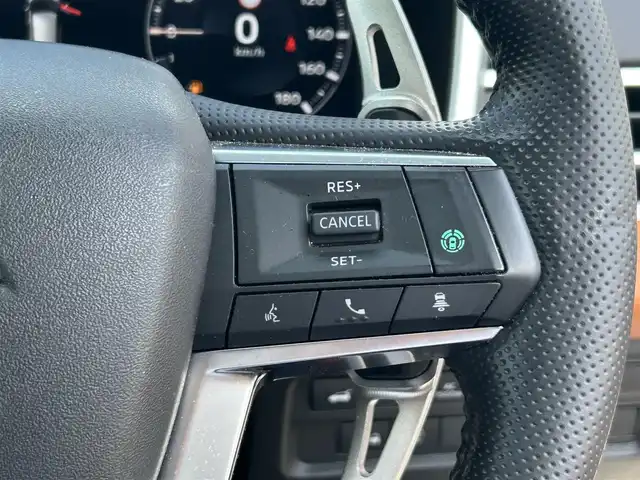 三菱 アウトランダー ＰＨＥＶ P 愛知県 2022(令4)年 2.7万km パールⅡ サンルーフ/スマートキー/プッシュスタート/純正12.3インチディスプレイ（スマホ連携ナビ）/フルセグTV/BT/appleCarPlay/BOSEサウンドシステム/全方位カメラ/2.0ETC/純正20インチAW/運転支援機能/・オートマチックハイビーム /・衝突被害軽減ブレーキシステム /・踏み間違い衝突防止アシスト/・車線逸脱防止支援機能/・車線逸脱警報システム /・ふらつき警報 /・前方衝突予測警報/・標識認識システム/・後側方衝突被害防止支援システム/・後退時車両検知警報システム/パーキングセンサー/ヒルスタートアシスト/レーダークルーズコントロール/ブラインドスポットモニター/ヘッドアップディスプレイ/ミラー型前後ドライブレコーダー/パワーバックドア/レザーシート/前席メモリー付きパワーシート/前席＋2列目シートヒーター /ハンドルヒーター /ステアリングスイッチ/パドルシフト/オートライト/LEDヘッドライト/置くだけ充電/リヤサンシェード/純正ドアバイザー/ラリアートガーニッシュ/ラリアートマッドフラップ/ラリアートフロアマット/取説、保証書