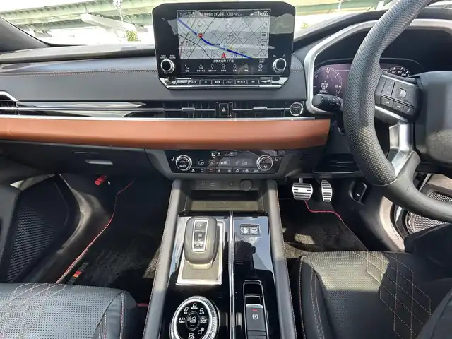 三菱 アウトランダー ＰＨＥＶ P 愛知県 2022(令4)年 2.7万km パールⅡ サンルーフ/スマートキー/プッシュスタート/純正12.3インチディスプレイ（スマホ連携ナビ）/フルセグTV/BT/appleCarPlay/BOSEサウンドシステム/全方位カメラ/2.0ETC/純正20インチAW/運転支援機能/・オートマチックハイビーム /・衝突被害軽減ブレーキシステム /・踏み間違い衝突防止アシスト/・車線逸脱防止支援機能/・車線逸脱警報システム /・ふらつき警報 /・前方衝突予測警報/・標識認識システム/・後側方衝突被害防止支援システム/・後退時車両検知警報システム/パーキングセンサー/ヒルスタートアシスト/レーダークルーズコントロール/ブラインドスポットモニター/ヘッドアップディスプレイ/ミラー型前後ドライブレコーダー/パワーバックドア/レザーシート/前席メモリー付きパワーシート/前席＋2列目シートヒーター /ハンドルヒーター /ステアリングスイッチ/パドルシフト/オートライト/LEDヘッドライト/置くだけ充電/リヤサンシェード/純正ドアバイザー/ラリアートガーニッシュ/ラリアートマッドフラップ/ラリアートフロアマット/取説、保証書