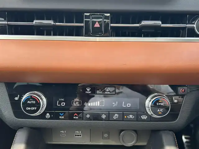 三菱 アウトランダー ＰＨＥＶ P 愛知県 2022(令4)年 2.7万km パールⅡ サンルーフ/スマートキー/プッシュスタート/純正12.3インチディスプレイ（スマホ連携ナビ）/フルセグTV/BT/appleCarPlay/BOSEサウンドシステム/全方位カメラ/2.0ETC/純正20インチAW/運転支援機能/・オートマチックハイビーム /・衝突被害軽減ブレーキシステム /・踏み間違い衝突防止アシスト/・車線逸脱防止支援機能/・車線逸脱警報システム /・ふらつき警報 /・前方衝突予測警報/・標識認識システム/・後側方衝突被害防止支援システム/・後退時車両検知警報システム/パーキングセンサー/ヒルスタートアシスト/レーダークルーズコントロール/ブラインドスポットモニター/ヘッドアップディスプレイ/ミラー型前後ドライブレコーダー/パワーバックドア/レザーシート/前席メモリー付きパワーシート/前席＋2列目シートヒーター /ハンドルヒーター /ステアリングスイッチ/パドルシフト/オートライト/LEDヘッドライト/置くだけ充電/リヤサンシェード/純正ドアバイザー/ラリアートガーニッシュ/ラリアートマッドフラップ/ラリアートフロアマット/取説、保証書