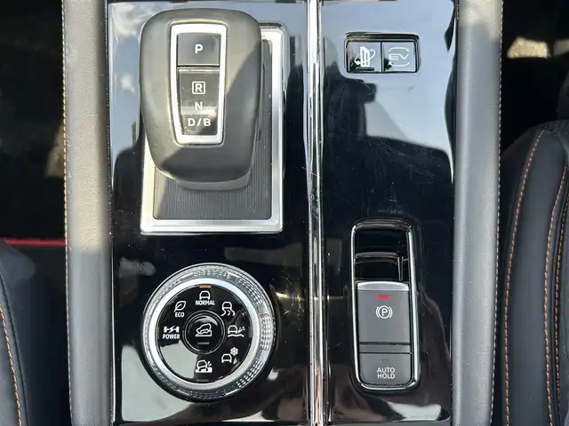 三菱 アウトランダー ＰＨＥＶ P 愛知県 2022(令4)年 2.7万km パールⅡ サンルーフ/スマートキー/プッシュスタート/純正12.3インチディスプレイ（スマホ連携ナビ）/フルセグTV/BT/appleCarPlay/BOSEサウンドシステム/全方位カメラ/2.0ETC/純正20インチAW/運転支援機能/・オートマチックハイビーム /・衝突被害軽減ブレーキシステム /・踏み間違い衝突防止アシスト/・車線逸脱防止支援機能/・車線逸脱警報システム /・ふらつき警報 /・前方衝突予測警報/・標識認識システム/・後側方衝突被害防止支援システム/・後退時車両検知警報システム/パーキングセンサー/ヒルスタートアシスト/レーダークルーズコントロール/ブラインドスポットモニター/ヘッドアップディスプレイ/ミラー型前後ドライブレコーダー/パワーバックドア/レザーシート/前席メモリー付きパワーシート/前席＋2列目シートヒーター /ハンドルヒーター /ステアリングスイッチ/パドルシフト/オートライト/LEDヘッドライト/置くだけ充電/リヤサンシェード/純正ドアバイザー/ラリアートガーニッシュ/ラリアートマッドフラップ/ラリアートフロアマット/取説、保証書