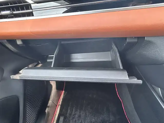 三菱 アウトランダー ＰＨＥＶ P 愛知県 2022(令4)年 2.7万km パールⅡ サンルーフ/スマートキー/プッシュスタート/純正12.3インチディスプレイ（スマホ連携ナビ）/フルセグTV/BT/appleCarPlay/BOSEサウンドシステム/全方位カメラ/2.0ETC/純正20インチAW/運転支援機能/・オートマチックハイビーム /・衝突被害軽減ブレーキシステム /・踏み間違い衝突防止アシスト/・車線逸脱防止支援機能/・車線逸脱警報システム /・ふらつき警報 /・前方衝突予測警報/・標識認識システム/・後側方衝突被害防止支援システム/・後退時車両検知警報システム/パーキングセンサー/ヒルスタートアシスト/レーダークルーズコントロール/ブラインドスポットモニター/ヘッドアップディスプレイ/ミラー型前後ドライブレコーダー/パワーバックドア/レザーシート/前席メモリー付きパワーシート/前席＋2列目シートヒーター /ハンドルヒーター /ステアリングスイッチ/パドルシフト/オートライト/LEDヘッドライト/置くだけ充電/リヤサンシェード/純正ドアバイザー/ラリアートガーニッシュ/ラリアートマッドフラップ/ラリアートフロアマット/取説、保証書