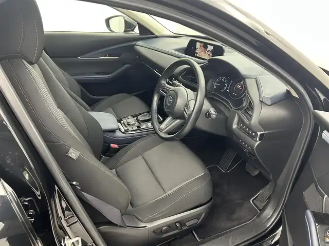 マツダ ＣＸ－３０ 20S プロアクティブツーリングセレ 熊本県 2021(令3)年 2.5万km ジェットブラックマイカ ・禁煙車/・純正8.8インチSDナビ/　Bluetoothオーディオ/　CD/DVD再生/　USB接続/　フルセグテレビ/・アラウンドビューモニター/・ETC/・衝突被害軽減システム/・レーダークルーズコントロール/・レーンキープアシスト/・ドライバーモニタリングシステム/・安全運転支援システム（i-ACTIVSENSE）/・前側方接近車両検知/・後側方接近車両検知/・ブラインドスポットモニター/・前方ドライブレコーダー/・電動リアゲート/・社外フロアマット/・シートヒーター（運転席・助手席）/・メモリーパワーシート（運転席）/・アイドリングストップ/・革巻きステアリング/・ステアリングリモコン/・ステアリングヒーター/・パドルシフト/・電動パーキングブレーキ/・オートブレーキホールド/・純正18インチアルミホイール/・ABS/・横滑り防止機能/・前後コーナーセンサー/・盗難防止装置/・オートライト/・オートマチックハイビーム/・LEDヘッドライト/・W＋サイドエアバック/・オートエアコン/・スマートキー