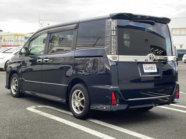 トヨタ ヴォクシー ZS 熊本県 2014(平26)年 13.8万km ブラッキッシュアゲハガラスフレーク (株)IDOMが運営する【じしゃロン熊本店】の自社ローン専用車両になります。こちらは現金またはオートローンご利用時の価格です。自社ローンご希望の方は別途その旨お申付け下さい　/社外ナビ（AVNーR7W）/フルセグテレビ/DVD/CD/Bluetooth接続/ビルトインETC/両側パワースライドドア/LEDヘッドライト/オートライト/スマートキー