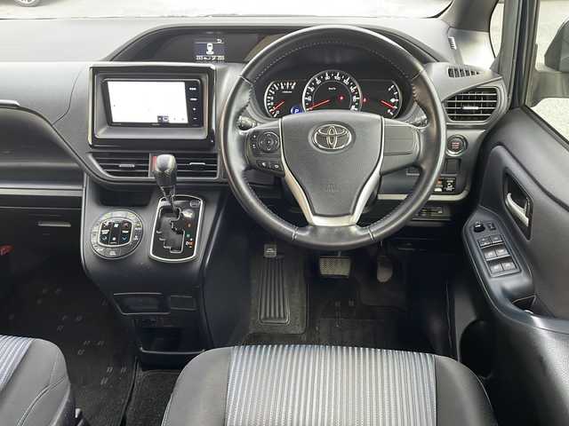 トヨタ ヴォクシー ZS 熊本県 2014(平26)年 13.8万km ブラッキッシュアゲハガラスフレーク (株)IDOMが運営する【じしゃロン熊本店】の自社ローン専用車両になります。こちらは現金またはオートローンご利用時の価格です。自社ローンご希望の方は別途その旨お申付け下さい　/社外ナビ（AVNーR7W）/フルセグテレビ/DVD/CD/Bluetooth接続/ビルトインETC/両側パワースライドドア/LEDヘッドライト/オートライト/スマートキー
