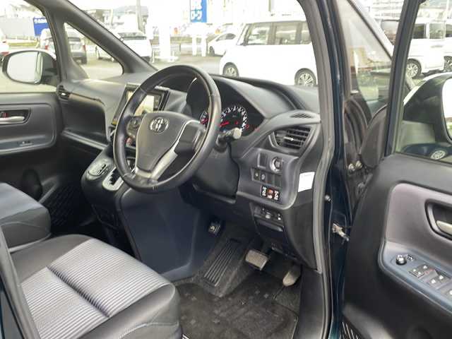 トヨタ ヴォクシー ZS 熊本県 2014(平26)年 13.8万km ブラッキッシュアゲハガラスフレーク (株)IDOMが運営する【じしゃロン熊本店】の自社ローン専用車両になります。こちらは現金またはオートローンご利用時の価格です。自社ローンご希望の方は別途その旨お申付け下さい　/社外ナビ（AVNーR7W）/フルセグテレビ/DVD/CD/Bluetooth接続/ビルトインETC/両側パワースライドドア/LEDヘッドライト/オートライト/スマートキー