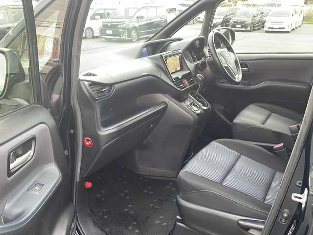 トヨタ ヴォクシー ZS 熊本県 2014(平26)年 13.8万km ブラッキッシュアゲハガラスフレーク (株)IDOMが運営する【じしゃロン熊本店】の自社ローン専用車両になります。こちらは現金またはオートローンご利用時の価格です。自社ローンご希望の方は別途その旨お申付け下さい　/社外ナビ（AVNーR7W）/フルセグテレビ/DVD/CD/Bluetooth接続/ビルトインETC/両側パワースライドドア/LEDヘッドライト/オートライト/スマートキー