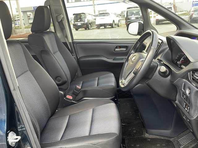トヨタ ヴォクシー ZS 熊本県 2014(平26)年 13.8万km ブラッキッシュアゲハガラスフレーク (株)IDOMが運営する【じしゃロン熊本店】の自社ローン専用車両になります。こちらは現金またはオートローンご利用時の価格です。自社ローンご希望の方は別途その旨お申付け下さい　/社外ナビ（AVNーR7W）/フルセグテレビ/DVD/CD/Bluetooth接続/ビルトインETC/両側パワースライドドア/LEDヘッドライト/オートライト/スマートキー