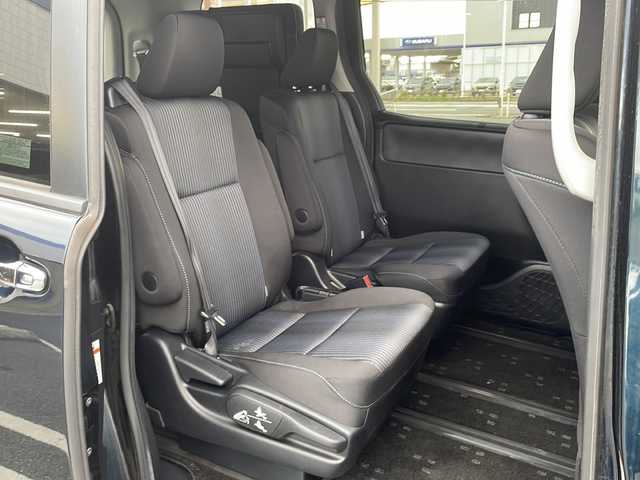 トヨタ ヴォクシー ZS 熊本県 2014(平26)年 13.8万km ブラッキッシュアゲハガラスフレーク (株)IDOMが運営する【じしゃロン熊本店】の自社ローン専用車両になります。こちらは現金またはオートローンご利用時の価格です。自社ローンご希望の方は別途その旨お申付け下さい　/社外ナビ（AVNーR7W）/フルセグテレビ/DVD/CD/Bluetooth接続/ビルトインETC/両側パワースライドドア/LEDヘッドライト/オートライト/スマートキー