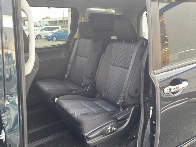 トヨタ ヴォクシー ZS 熊本県 2014(平26)年 13.8万km ブラッキッシュアゲハガラスフレーク (株)IDOMが運営する【じしゃロン熊本店】の自社ローン専用車両になります。こちらは現金またはオートローンご利用時の価格です。自社ローンご希望の方は別途その旨お申付け下さい　/社外ナビ（AVNーR7W）/フルセグテレビ/DVD/CD/Bluetooth接続/ビルトインETC/両側パワースライドドア/LEDヘッドライト/オートライト/スマートキー