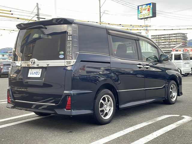 トヨタ ヴォクシー ZS 熊本県 2014(平26)年 13.8万km ブラッキッシュアゲハガラスフレーク (株)IDOMが運営する【じしゃロン熊本店】の自社ローン専用車両になります。こちらは現金またはオートローンご利用時の価格です。自社ローンご希望の方は別途その旨お申付け下さい　/社外ナビ（AVNーR7W）/フルセグテレビ/DVD/CD/Bluetooth接続/ビルトインETC/両側パワースライドドア/LEDヘッドライト/オートライト/スマートキー