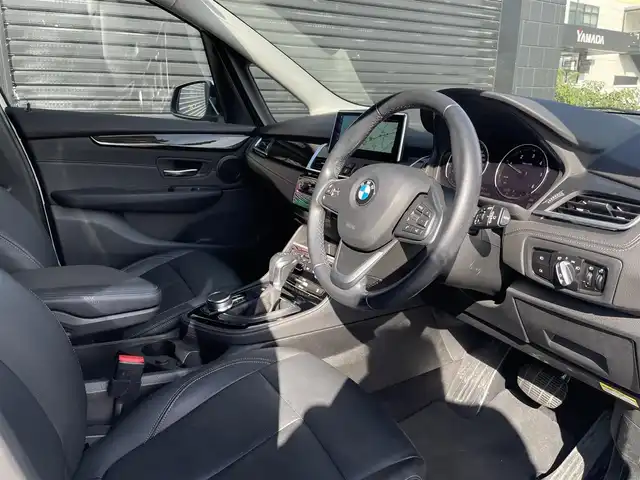 ＢＭＷ ２１８ｄ グランツアラー ラグジュアリー 三重県 2018(平30)年 3.6万km ミネラルホワイト コンフォートアクセス　/インテリジェントセーフティ　/純正ナビ　/バックカメラ　/Ｂｌｕｅｔｏｏｔｈ　/ＥＴＣ　/純正１７インチアルミ　/ブラックルーフレール　/黒革シート　/パワーシート　/シートヒーター　/ＬＥＤヘッド