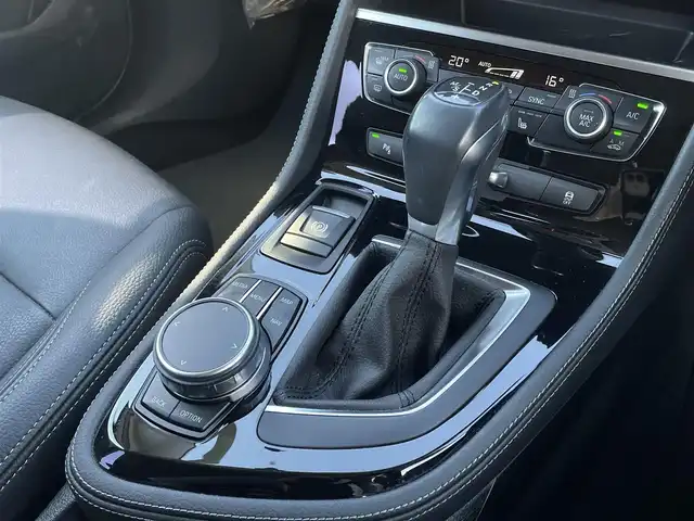 ＢＭＷ ２１８ｄ グランツアラー ラグジュアリー 三重県 2018(平30)年 3.6万km ミネラルホワイト コンフォートアクセス　/インテリジェントセーフティ　/純正ナビ　/バックカメラ　/Ｂｌｕｅｔｏｏｔｈ　/ＥＴＣ　/純正１７インチアルミ　/ブラックルーフレール　/黒革シート　/パワーシート　/シートヒーター　/ＬＥＤヘッド