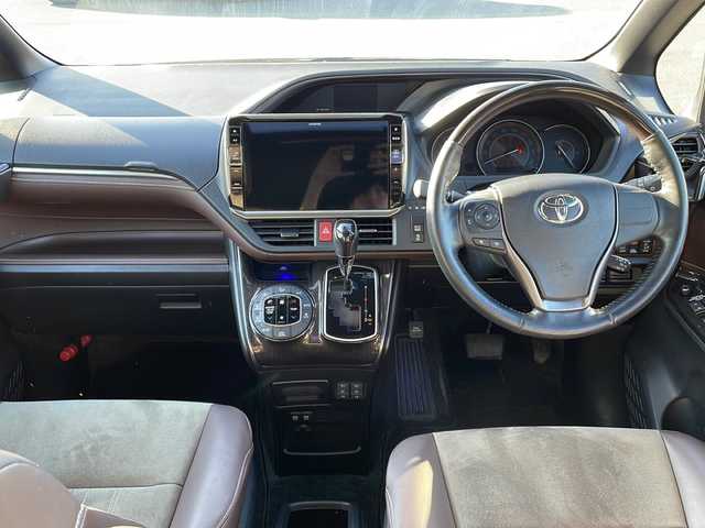 トヨタ エスクァイア Gi プレミアムパッケージ 岩手県 2018(平30)年 5.7万km ブラック ”社外ナビ（ALPINE　EX11Z）/AM/FM/CD/DVD/Bluetooth/フルセグTV/バックカメラ/ビルトインETC/ドライブレコーダー/両側パワースライドドア/フリップダウンモニター/クルーズコントロール/衝突被害軽減ブレーキ/レーンキープアシスト/横滑り防止装置/アイドリングストップ/シートヒーター/オートライト/オートハイビーム/LEDヘッドライト/フォグランプ/スマートキー/プッシュスタート/電動格納ミラー/純正15インチAW/純正フロアマット/保証書/取扱説明書