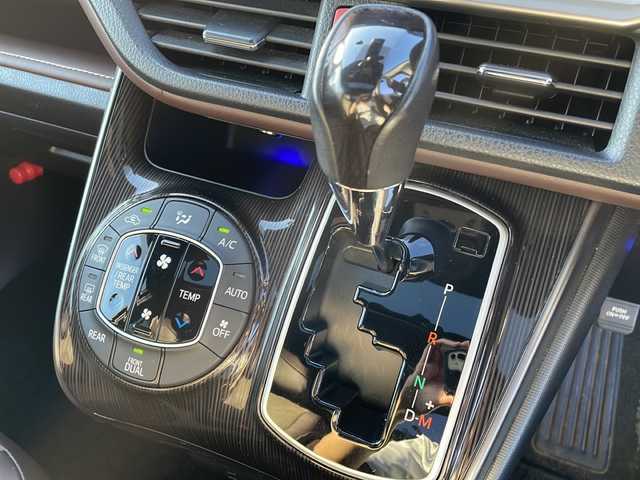 トヨタ エスクァイア Gi プレミアムパッケージ 岩手県 2018(平30)年 5.7万km ブラック ”社外ナビ（ALPINE　EX11Z）/AM/FM/CD/DVD/Bluetooth/フルセグTV/バックカメラ/ビルトインETC/ドライブレコーダー/両側パワースライドドア/フリップダウンモニター/クルーズコントロール/衝突被害軽減ブレーキ/レーンキープアシスト/横滑り防止装置/アイドリングストップ/シートヒーター/オートライト/オートハイビーム/LEDヘッドライト/フォグランプ/スマートキー/プッシュスタート/電動格納ミラー/純正15インチAW/純正フロアマット/保証書/取扱説明書