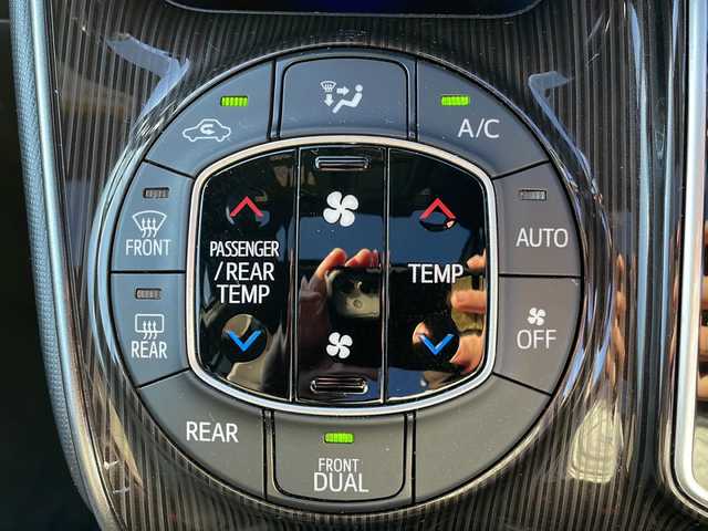 トヨタ エスクァイア Gi プレミアムパッケージ 岩手県 2018(平30)年 5.7万km ブラック ”社外ナビ（ALPINE　EX11Z）/AM/FM/CD/DVD/Bluetooth/フルセグTV/バックカメラ/ビルトインETC/ドライブレコーダー/両側パワースライドドア/フリップダウンモニター/クルーズコントロール/衝突被害軽減ブレーキ/レーンキープアシスト/横滑り防止装置/アイドリングストップ/シートヒーター/オートライト/オートハイビーム/LEDヘッドライト/フォグランプ/スマートキー/プッシュスタート/電動格納ミラー/純正15インチAW/純正フロアマット/保証書/取扱説明書