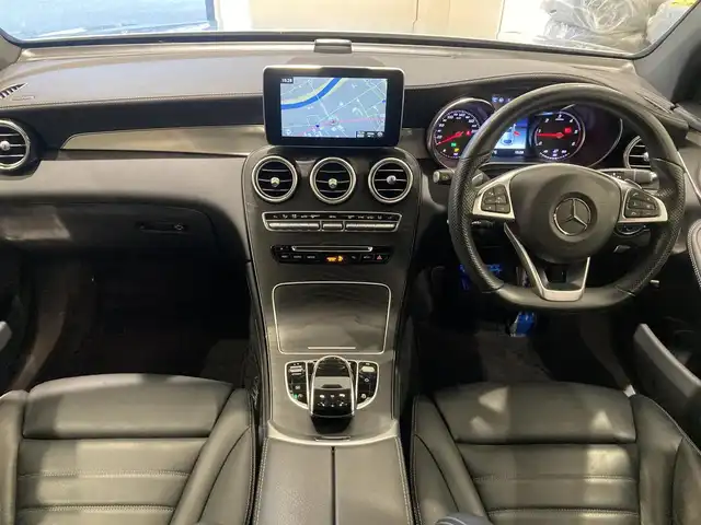 メルセデス・ベンツ ＧＬＣ２２０ d 4マチック クーペ スポーツ 本革 熊本県 2017(平29)年 6.3万km ダイヤモンドシルバー ・スマートキー/・プッシュスタート/・サンルーフ/・アクティブブレーキアシスト/・ブラインドスポットモニター/・アテンションアシスト/・インテリジェントライトシステム/・黒革シート/・前席パワーシート/・全席シートヒーター /・純正HDDナビ/　【DVD・Bluetooth・USB・SD・MSV】/・Brumesterサウンドシステム/・フルセグTV/・全方位カメラ/・ETC/・ヘッドアップディスプレイ/・パワーバックドア/・LEDヘッドランプ/・純正マット