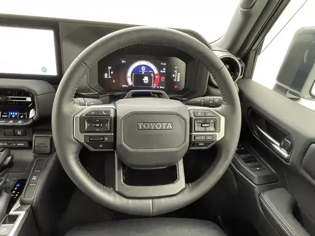 トヨタ ランドクルーザー ２５０ VX 熊本県 2024(令6)年 0.4万km プラチナホワイトパールマイカ ワンオーナー/純正ディスプレイオーディオ/(フルセグ/Bluetooth/ApplCarPlay)/サンルーフ/パノラミックビューモニター/トヨタセーフティーセンス/・プリクラッシュセーフティ/・レーダークルーズコントロール/・レーンキープアシスト/・ブラインドスポットモニター/・先行車発進告知/・標識認識/・オートマチックハイビーム/LEDオートライト/フォグライト/本革シート/D席パワーシート/シートヒーター/ベンチレーション/ステアリングヒーター/電動リアゲート/電動パーキング/ブレーキホールド/デジタルインナーミラー/ビルトインETC/ヘッドライトウォッシャー/ステアリングヒーター/丸目ヘッドライト