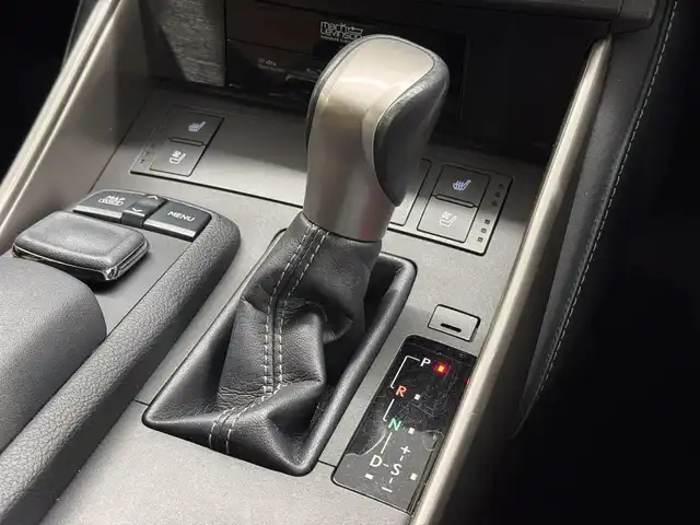 レクサス ＩＳ 300h バージョンL 三重県 2016(平28)年 5.5万km ソニッククォーツ ハイブリッド/FR/MTモード付フロアCVT/純正 7インチナビ/（AM/FM/CD/DVD/Blu-ray/SDREC/SD/USB/Bluetooth/VTR/AUX/TV）/バックガイドモニター/【OP】マークレビンソン プレミアムサラウンドサウンドシステム/ドライブレコーダー 前方/ビルトイン ETC/安全/・【OP】プリクラッシュセーフティシステム（ミリ波レーダー）［PCS］*1/・【OP】レーダークルーズコントロール（ブレーキ制御付）*1/・【OP】ブラインドスポットモニター［BSM］/・クリアランスソナー＆バックソナー/・VSC & TRC/・タイヤ空気圧警告表示/装備/・【OP】ムーンルーフ/・本革シート（ベージュ）/・シートヒーター / 【OP】ベンチレーション*2（D/N）/・ステアリングヒーター/・パワーシート（D8way＆電動ランバーサポート/N8way）/・電動チルト&テレスコピックステアリング（オートアウェイ＆オートリターン＋メモリー機構付）/・パドルシフト/・左右独立オートエアコン/・LEDヘッド＋フロントフォグランプ/・純正17inAW/・スマートキーx1/など
