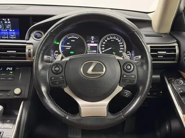 レクサス ＩＳ 300h バージョンL 三重県 2016(平28)年 5.5万km ソニッククォーツ ハイブリッド/FR/MTモード付フロアCVT/純正 7インチナビ/（AM/FM/CD/DVD/Blu-ray/SDREC/SD/USB/Bluetooth/VTR/AUX/TV）/バックガイドモニター/【OP】マークレビンソン プレミアムサラウンドサウンドシステム/ドライブレコーダー 前方/ビルトイン ETC/安全/・【OP】プリクラッシュセーフティシステム（ミリ波レーダー）［PCS］*1/・【OP】レーダークルーズコントロール（ブレーキ制御付）*1/・【OP】ブラインドスポットモニター［BSM］/・クリアランスソナー＆バックソナー/・VSC & TRC/・タイヤ空気圧警告表示/装備/・【OP】ムーンルーフ/・本革シート（ベージュ）/・シートヒーター / 【OP】ベンチレーション*2（D/N）/・ステアリングヒーター/・パワーシート（D8way＆電動ランバーサポート/N8way）/・電動チルト&テレスコピックステアリング（オートアウェイ＆オートリターン＋メモリー機構付）/・パドルシフト/・左右独立オートエアコン/・LEDヘッド＋フロントフォグランプ/・純正17inAW/・スマートキーx1/など