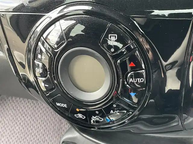 日産 ノート e－パワー X 東京都 2018(平30)年 5.2万km ホワイト デジタルインナーミラー　/ETC　/スペアキー　/オートエアコン　/CD　/ABS　/横滑り防止装置　/コーナーセンサー　/レーンアシスト　/盗難防止装置　/オートライト　/衝突被害軽減システム　/保証書/取扱説明書/記録簿