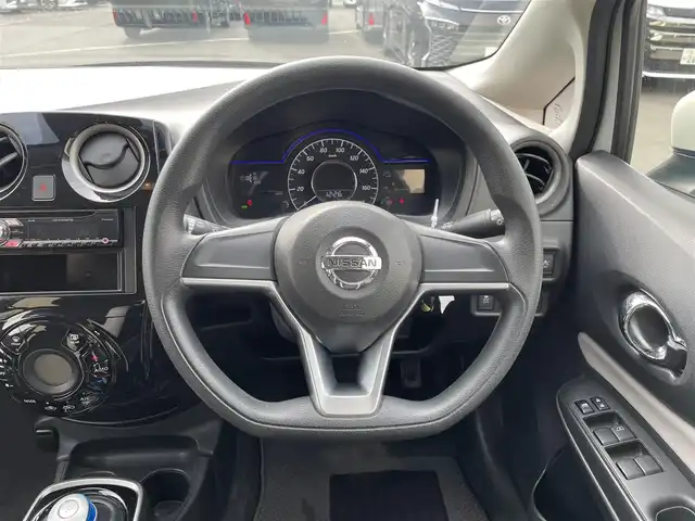 日産 ノート e－パワー X 東京都 2018(平30)年 5.2万km ホワイト デジタルインナーミラー　/ETC　/スペアキー　/オートエアコン　/CD　/ABS　/横滑り防止装置　/コーナーセンサー　/レーンアシスト　/盗難防止装置　/オートライト　/衝突被害軽減システム　/保証書/取扱説明書/記録簿