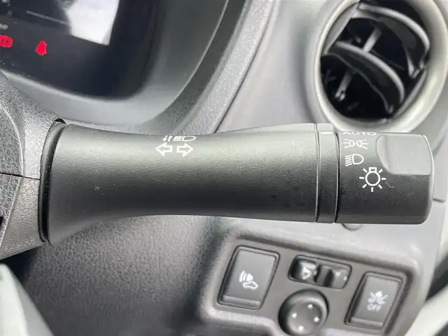 日産 ノート e－パワー X 東京都 2018(平30)年 5.2万km ホワイト デジタルインナーミラー　/ETC　/スペアキー　/オートエアコン　/CD　/ABS　/横滑り防止装置　/コーナーセンサー　/レーンアシスト　/盗難防止装置　/オートライト　/衝突被害軽減システム　/保証書/取扱説明書/記録簿