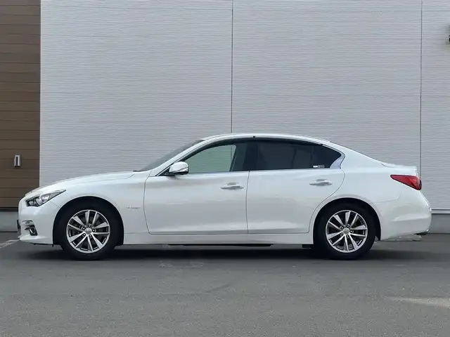 日産 スカイライン ハイブリッド 350GT FOUR Type P 秋田県 2014(平26)年 4万km クリスタルホワイトパール 純正ナビ/衝突軽減システム/スマートキー/４WD/フルセグ/LEDヘッドライト/全方位カメラ/純正アルミ/コーナーセンサー/コクルーズコントロール/前席シートヒーター/前席パワーシート/メモリー付きパワーシート/ETC/純正フロアマット/純正ドアバイザー/ステアリングスイッチ/MTモード付AT/オートエアコン/オートライト/ドライブレコーダー/社外エンジンスターター/パワーステアリング/パワーウィンドウ/電動格納ウィンカーミラー/横滑り防止