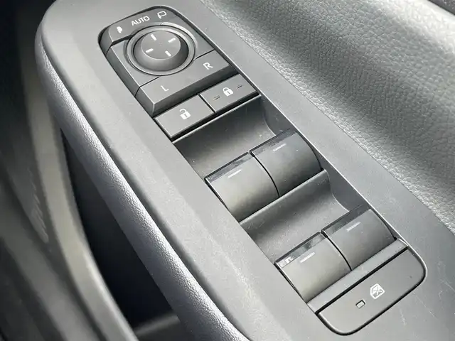 トヨタ プリウス U 岩手県 2023(令5)年 0.1万km グレー 4WD/トヨタセーフティセンス/　衝突回避支援型プリクラッシュセーフティ/　交差点横断歩行者検知/　緊急時操舵支援機能/　低速時加速制御機能/　レーントレーシングアシスト/　ロードサインアシスト/　カーブ速度制御機能/　先行車発進告知/　ドライバー異常時対応システム/純正メモリーナビ/　BT/TV/レーダークルーズコントロール/LEDオートライト/オートマチックハイビーム/スマートキー/ETC2.0