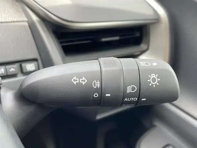 トヨタ プリウス U 岩手県 2023(令5)年 0.1万km グレー 4WD/トヨタセーフティセンス/　衝突回避支援型プリクラッシュセーフティ/　交差点横断歩行者検知/　緊急時操舵支援機能/　低速時加速制御機能/　レーントレーシングアシスト/　ロードサインアシスト/　カーブ速度制御機能/　先行車発進告知/　ドライバー異常時対応システム/純正メモリーナビ/　BT/TV/レーダークルーズコントロール/LEDオートライト/オートマチックハイビーム/スマートキー/ETC2.0