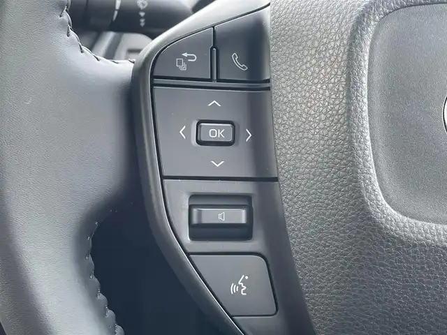 トヨタ プリウス U 岩手県 2023(令5)年 0.1万km グレー 4WD/トヨタセーフティセンス/　衝突回避支援型プリクラッシュセーフティ/　交差点横断歩行者検知/　緊急時操舵支援機能/　低速時加速制御機能/　レーントレーシングアシスト/　ロードサインアシスト/　カーブ速度制御機能/　先行車発進告知/　ドライバー異常時対応システム/純正メモリーナビ/　BT/TV/レーダークルーズコントロール/LEDオートライト/オートマチックハイビーム/スマートキー/ETC2.0