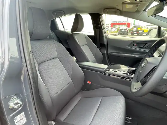 トヨタ プリウス U 岩手県 2023(令5)年 0.1万km グレー 4WD/トヨタセーフティセンス/　衝突回避支援型プリクラッシュセーフティ/　交差点横断歩行者検知/　緊急時操舵支援機能/　低速時加速制御機能/　レーントレーシングアシスト/　ロードサインアシスト/　カーブ速度制御機能/　先行車発進告知/　ドライバー異常時対応システム/純正メモリーナビ/　BT/TV/レーダークルーズコントロール/LEDオートライト/オートマチックハイビーム/スマートキー/ETC2.0