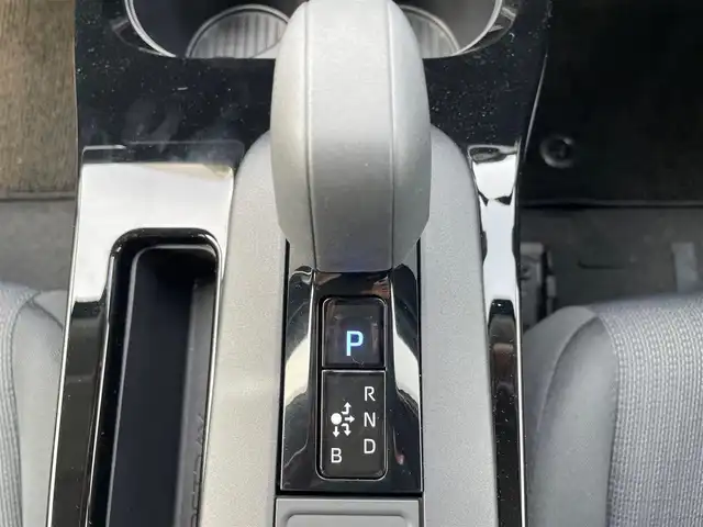 トヨタ プリウス U 岩手県 2023(令5)年 0.1万km グレー 4WD/トヨタセーフティセンス/　衝突回避支援型プリクラッシュセーフティ/　交差点横断歩行者検知/　緊急時操舵支援機能/　低速時加速制御機能/　レーントレーシングアシスト/　ロードサインアシスト/　カーブ速度制御機能/　先行車発進告知/　ドライバー異常時対応システム/純正メモリーナビ/　BT/TV/レーダークルーズコントロール/LEDオートライト/オートマチックハイビーム/スマートキー/ETC2.0