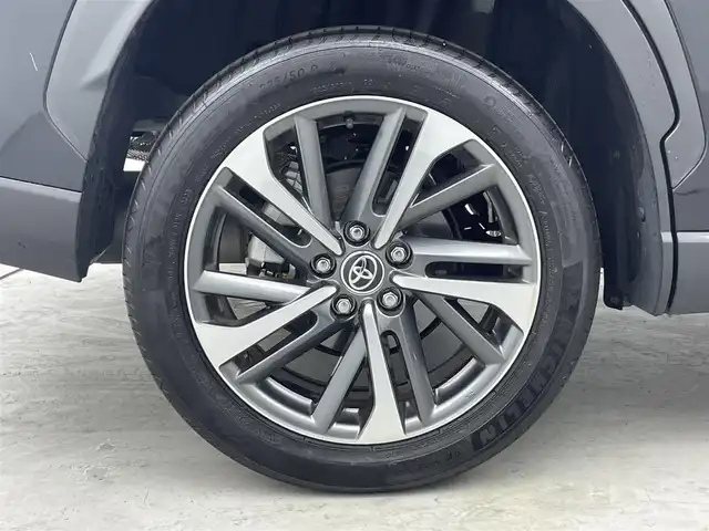 トヨタ カローラ クロス ハイブリッド Z 福井県 2023(令5)年 3.2万km アティチュードブラックマイカ ガラスルーフ/純正ディスプレイオーディオ/-フルセグTV/BT/ミラキャスト/USB/全方位カメラ/衝突被害軽減ブレーキ/ブラインドスポットモニター/アダプティブクルーズコントロール/レーンキープアシスト/ハンズフリーパワーバックドア/ETC/ハーフレザーシート/運転席パワーシート/前席シートヒーター/社外LEDヘッドライト/オートライト/オートハイビーム/LEDデイランプ/LEDシーケンシャルウインカー/LEDフォグランプ/純正18インチアルミホイール/純正フロアマット/取扱説明書/保証書