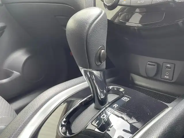 日産 エクストレイル 20X エマージェンシーブレーキ 滋賀県 2015(平27)年 3.6万km チタニウムカーキ ４WD/純正メーカーナビ/ (AM/FM/CD/DVD/AUX/Bluetooth/フルセグTV)/インテリジェントアラウンドビューモニター/ビルトインETC/ドライブレコーダー/コーナーセンサー/黒革シート/前席シートヒーター/前席エアーシート/クルーズコントロール/エマージェンシーブレーキ/横滑り防止機能/革巻きステアリング/ステアリングスイッチ/オートライト/アイドリングストップ/純正17インチアルミホイール/スマートキー/オートライト/純正HIDヘッドライト/純正フロアマット/純正ドアバイザー/電格ウインカーミラー/取扱説明書/保証書