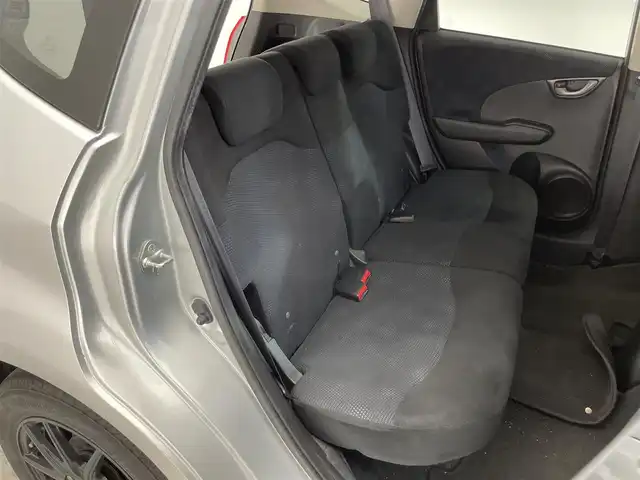 ホンダ フィット G スマートセレ ファインスタイル 滋賀県 2013(平25)年 12.5万km アラバスターシルバーメタリック 純正ディスプレイオーディオ/　USB/SD/CD/ワンセグ/ビルトインETC/バックカメラ/ステアリングスイッチ/オートライト/パワーステアリング/フロントデフロスター/スマートキー/ドアバイザー/リアワイパー